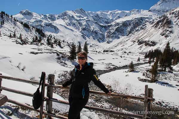 spsportgatein nassfeld winter mit sonne spazierengehen