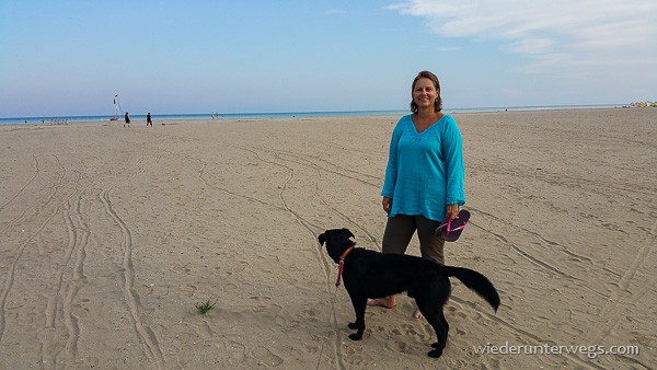 Caorle mit Hund am Strand