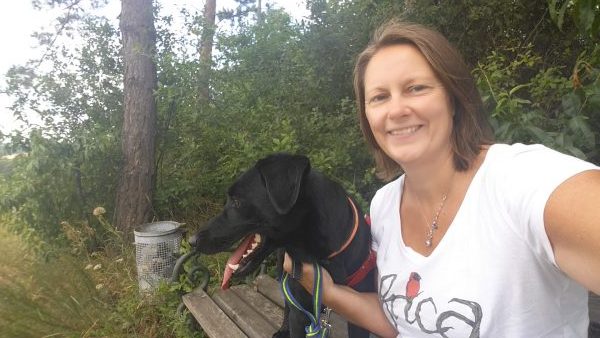 reisebloggerin Angelika Mandler mit Hund im Weinviertel
