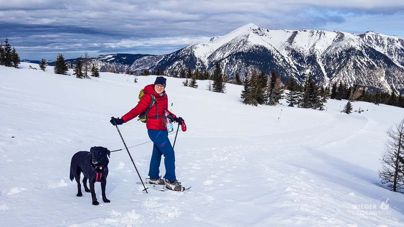 mit hund auf der rax im winter