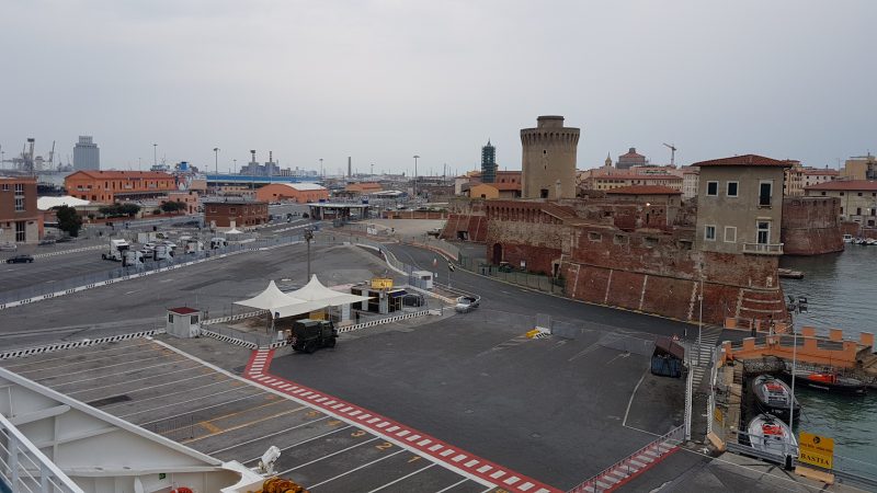 im hafen sardinien fähre