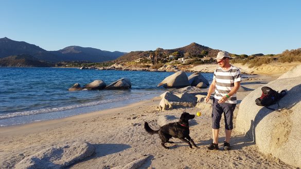 Spielen mit Hund am Strand