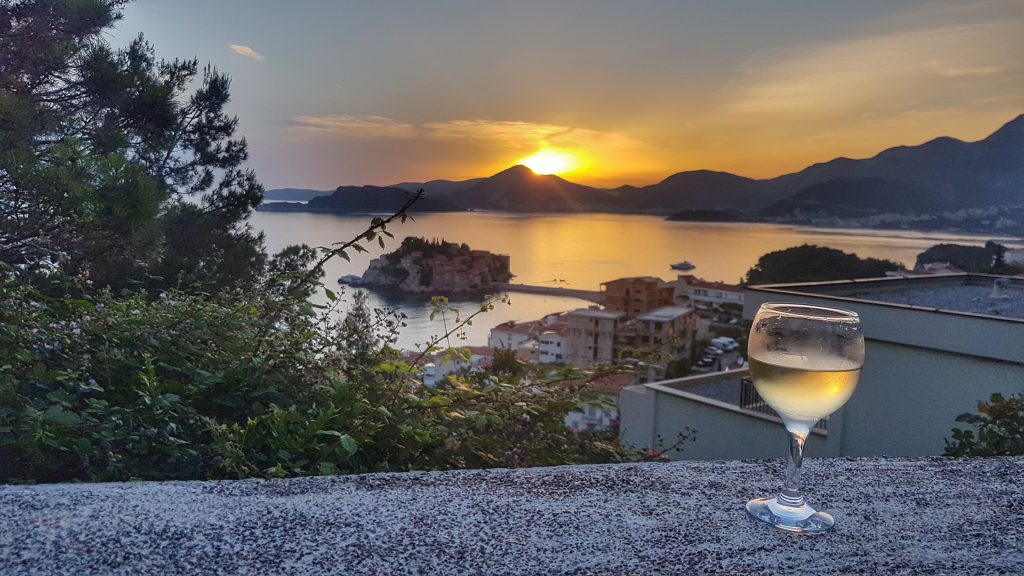 Montenegro Urlaub Weinglas Sonnenuntergang