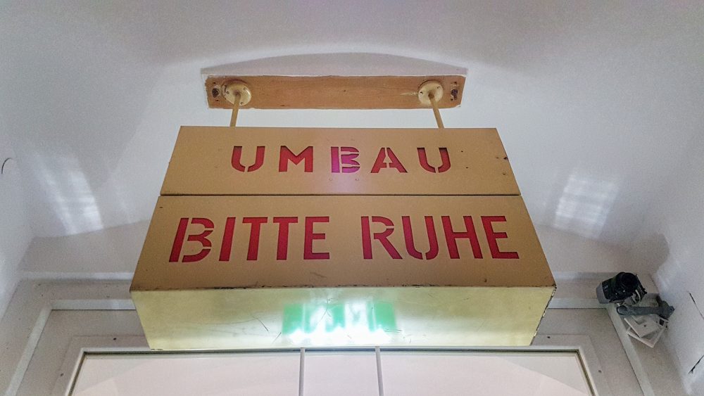 bitte um ruhe im burgtheater führung schild hinter der bühne