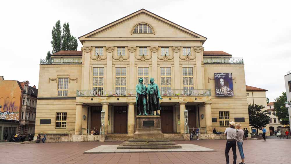 Nationaltheater in Weimar mit Goethe und Schiller