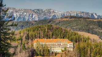 kurhaus semmering mit schneeberg nahaufnahme