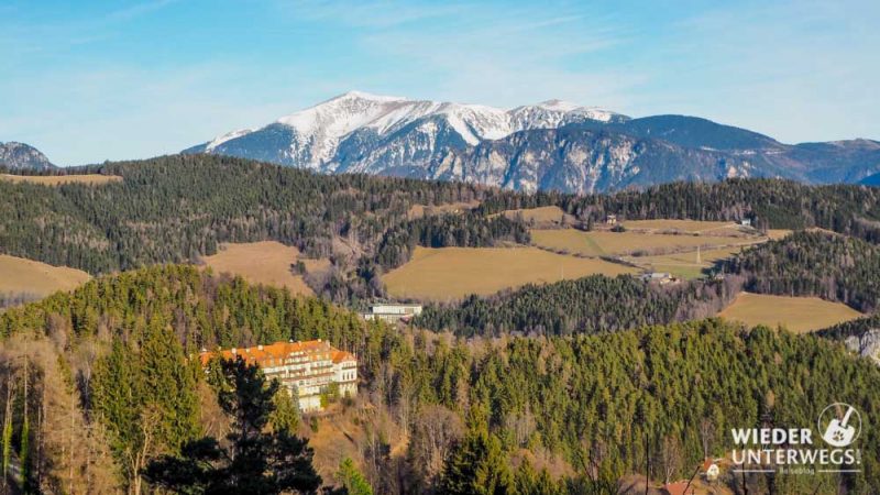 blick auf das kurhaus semmering, grand semmering mit schneeberg