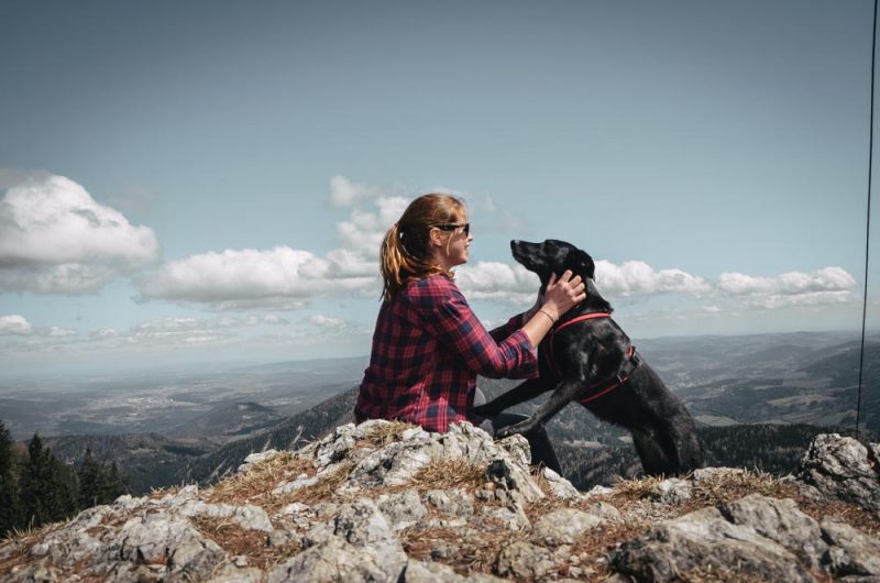 anna und hündin fina am berg