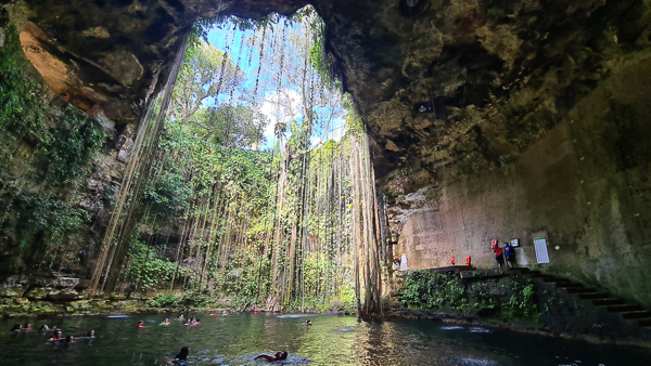 Ik Kil cenote beim baden in cancun