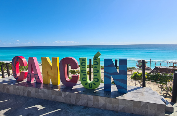 Cancun sign an der playa delfines