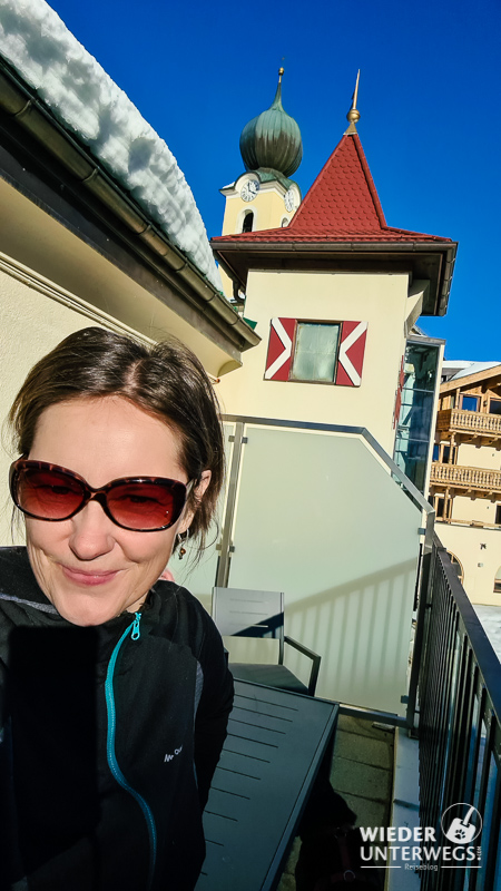 terrasse hotel vaya post saalbach mit kirche