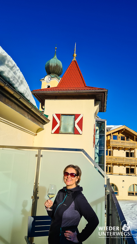 vaya salzburg terrasse mit kirche