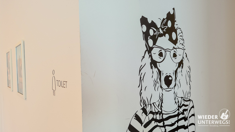 damentoilette mit hundegesicht