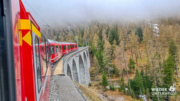 neblige Bahnfahrt Bernina