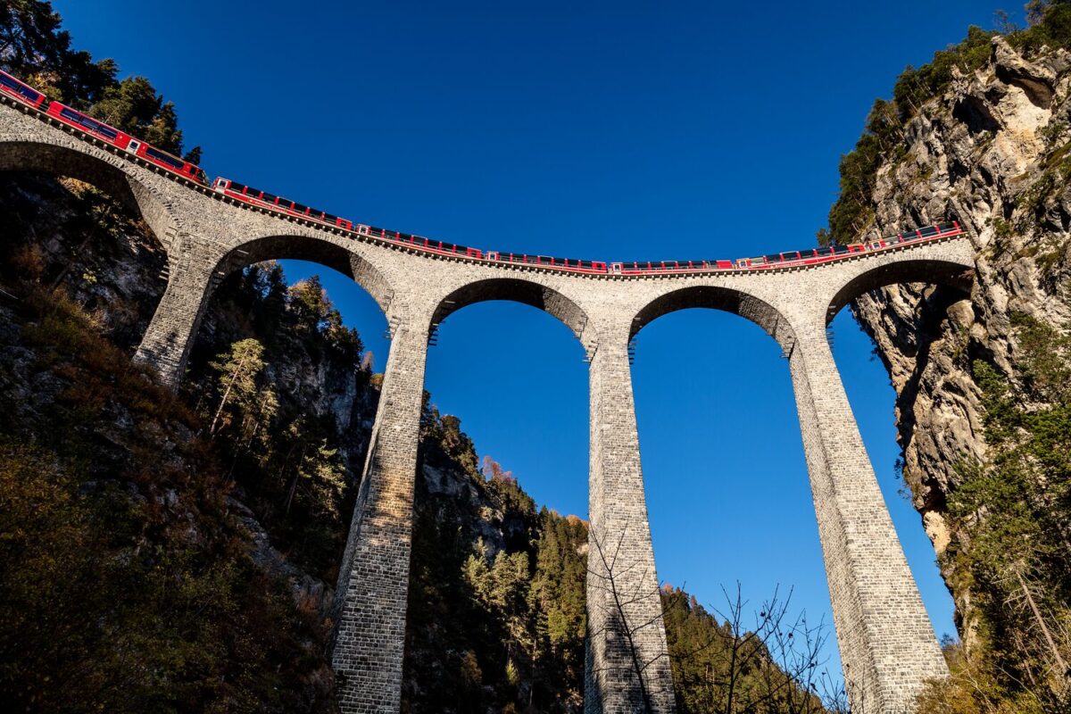 landwasserviadukt mit zug