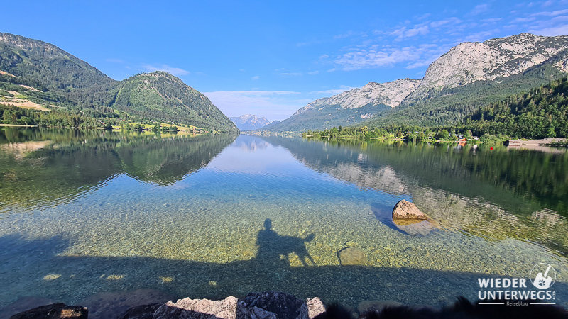 mit hund am grundlsee morgens