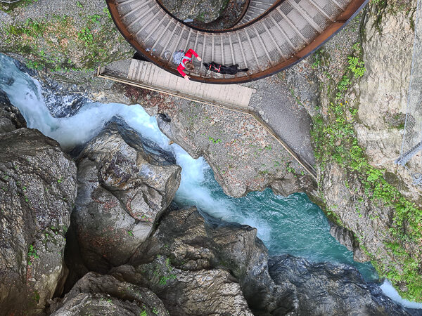 ausblick helix liechtensteinklamm mit fluss