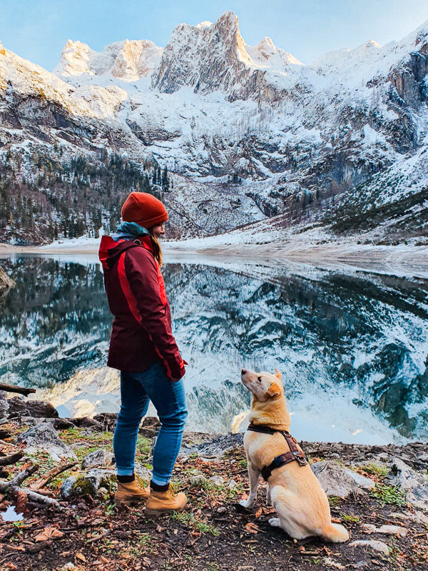 wanderin mit hund am hinteren gosausee im winter