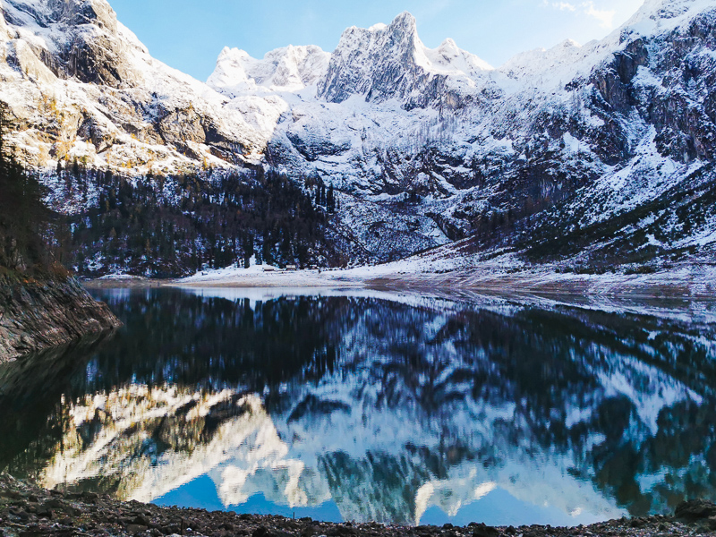 hinterer gosausee mit spiegelung im winter