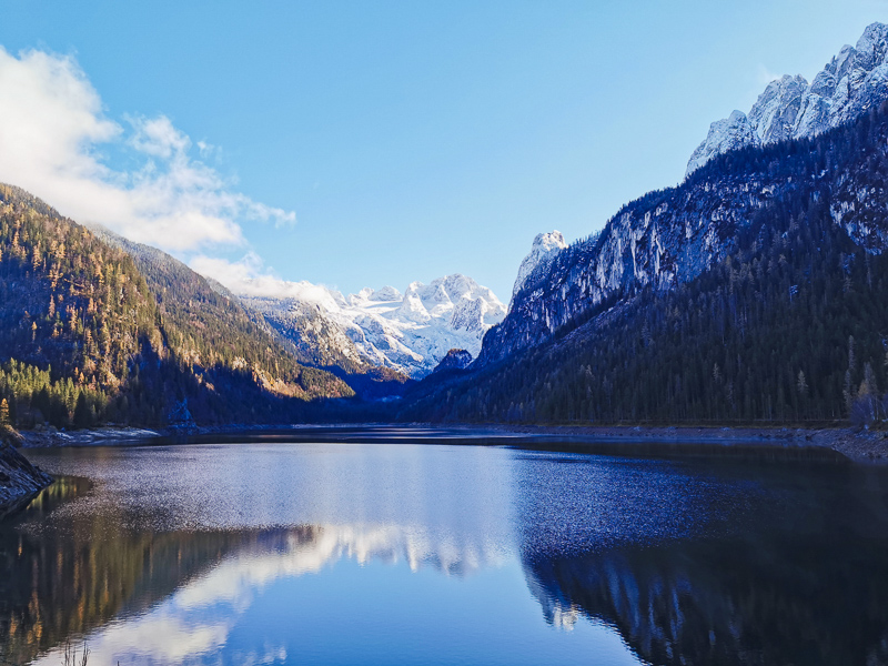 vorderer gosausausee start der wanderung mit gletscher in der sonne im winter