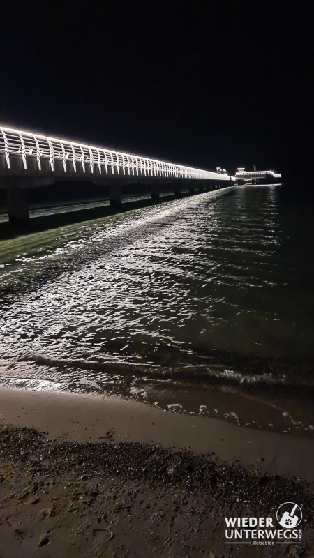 beleuchtete seepromenade ostsee