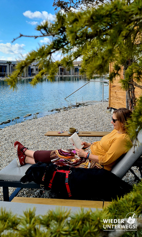 im chalet mit hund am see beim lesen kittenberger schiltern
