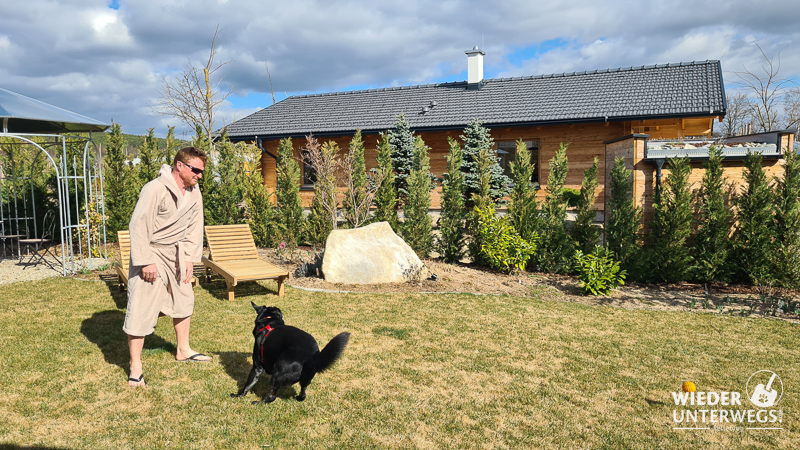 spielen mit hund im garten landhaus