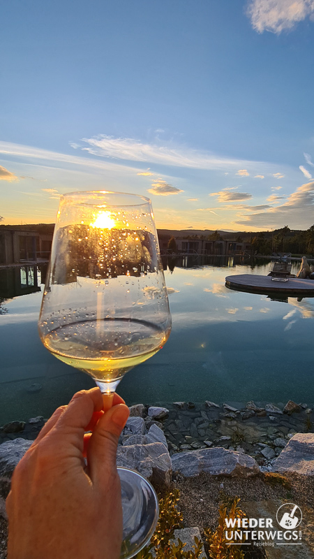 abendlicher weingenuss kittenberger chalet mit hund am see