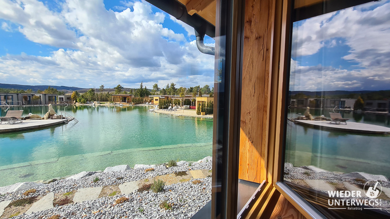chalet typ landhaus in den kittenberger chalets mit hund ausblick auf den naturbadeseee