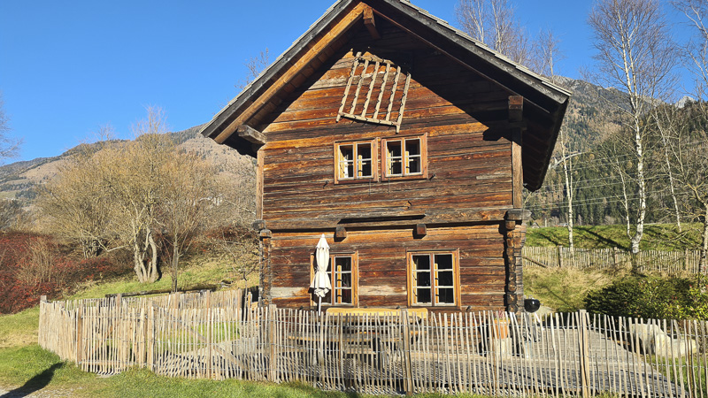 eingezäuntes chalet moserhof, historische häuser
