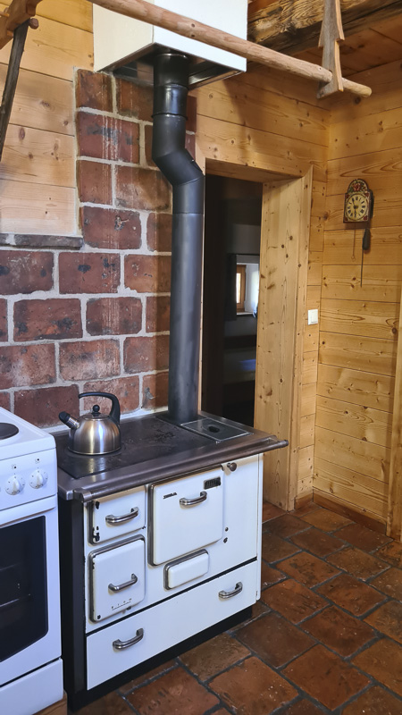 eingezäuntes chalet moserhof ofen in der stube kärnten