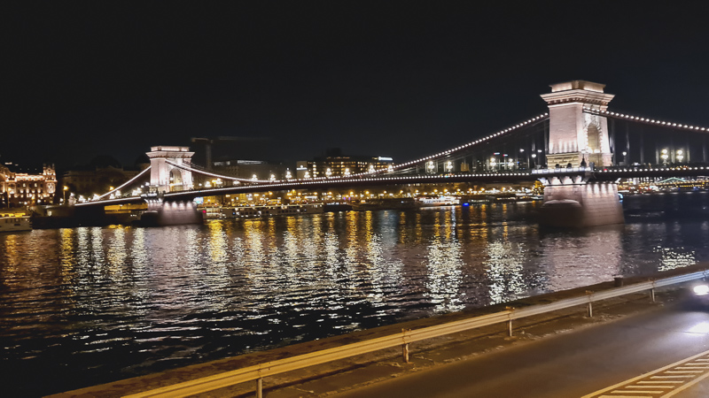 es lohnt sich budapest kettenbrücke bei nacht