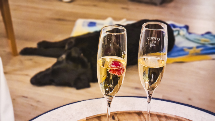 sekt in der zirben de luxe suite im hochschober