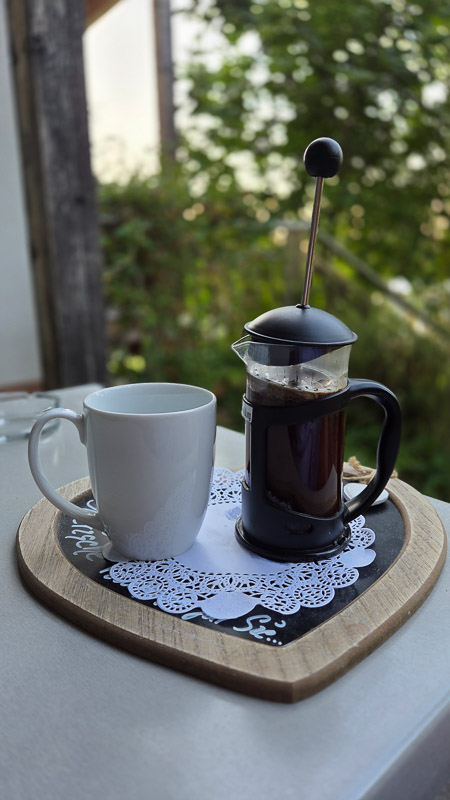 morgenkaffee auf meiner terrasse im sonnenturm