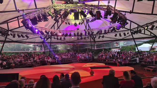 die runde bühne der sommernachtskomödie rosenburg zur premiere 2025