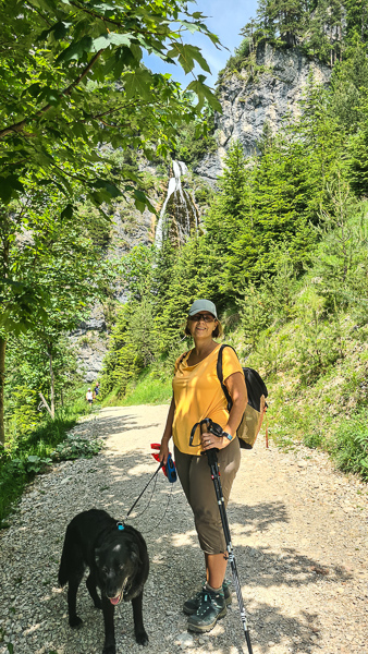 wandern mit hund am achensee wasserfall