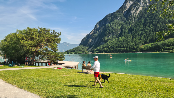 öffentlicher badeplatz am achensee mit hund