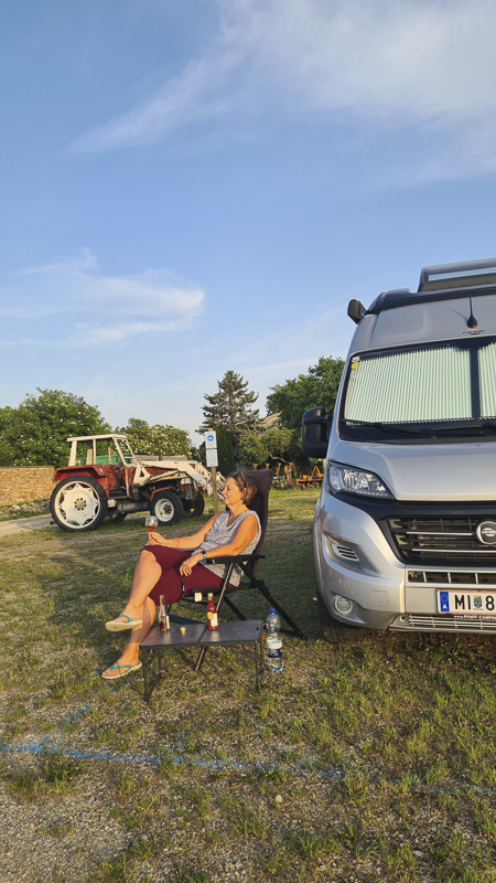 chillen frau mit bus landvergnügen bauernspeis