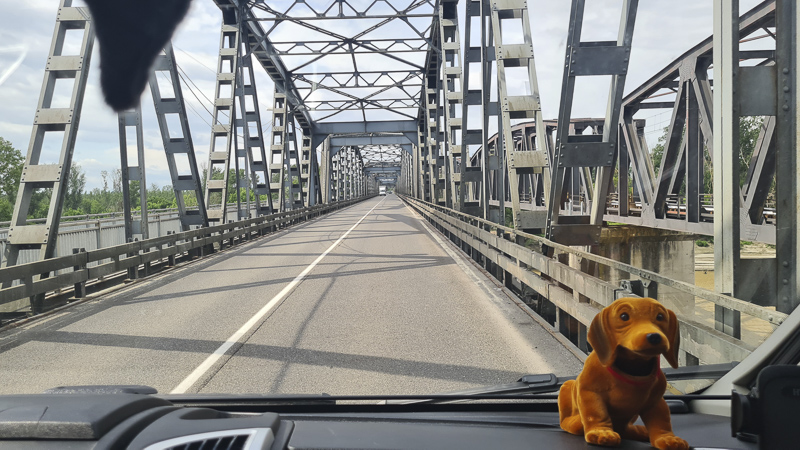 Mit Hund über den Po bei Cremona fahren