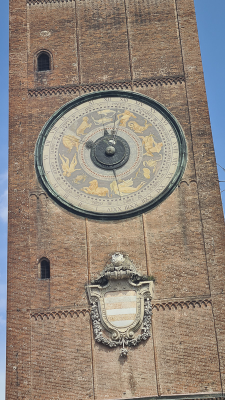 historische astronomische uhr am campanile in cremona