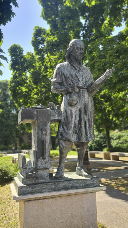stradivari tipps für cremona mit hund und camper, statue