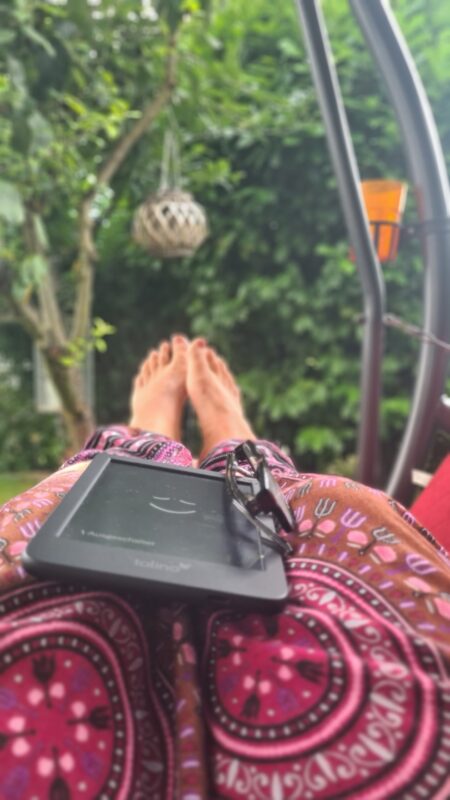 Lesen daheim im garten angelika mandler saul