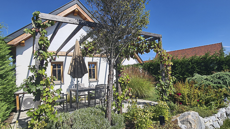 eingezäunter Garten bei unserem winzerstöckl in den chalets und ferienhäusern am gartenteich in schiltern kittenberger