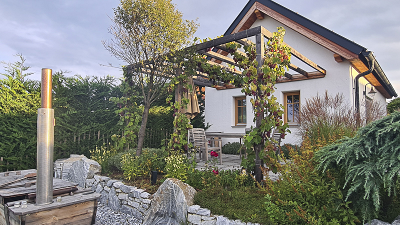 garten mit pergola winzerstöck