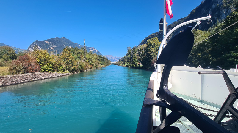 mit dem schiff am aare kanal interlaken