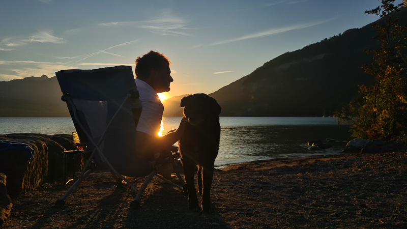 Thunersee Campingplatz abends sunset mann mit hund