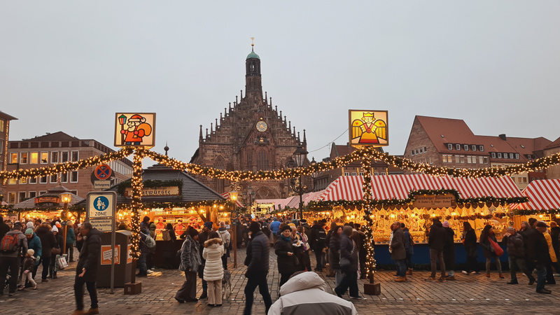 Abenddämmerung beim Christkindlesmarkt Nürnberg