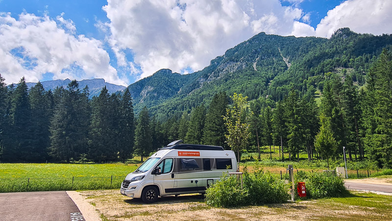 neue anlage campingresort hinterstoder einsamer campervan mit kulisse