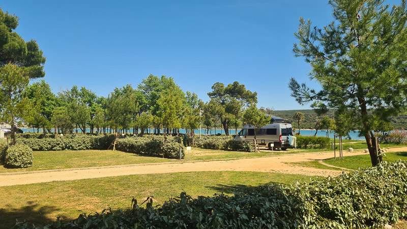 sonnige stellplätze lopari