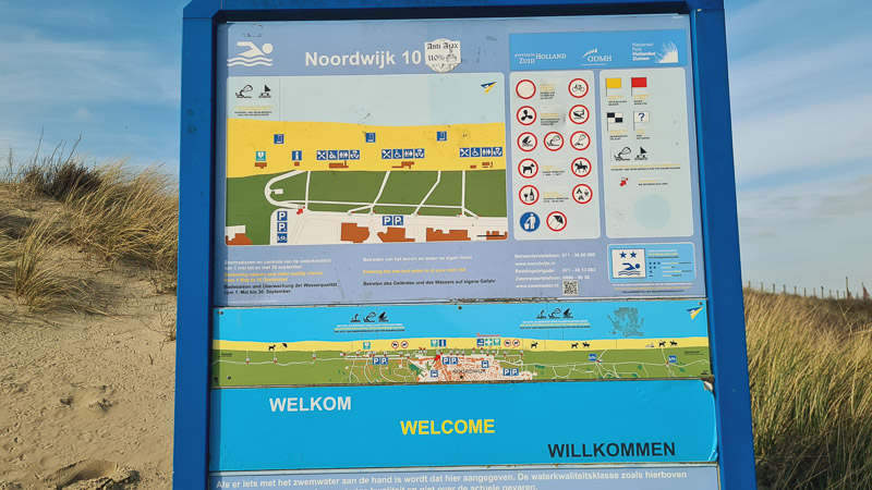 Strandaufgang Tafel Noordwijk März mit Hund